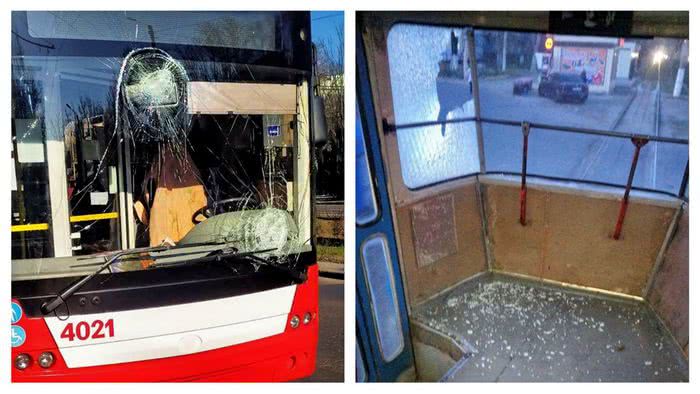 В одесских трамваях и троллейбусах разбили стекла из-за правила 10 человек
