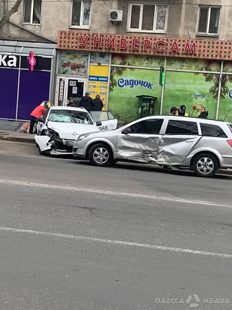 В Одессе при столкновении двух иномарок пострадала молодая женщина (фото)
