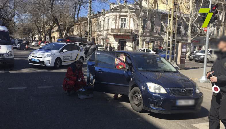 В Одессе водитель иномарки сбил на зебре девушку-пешехода (фото)