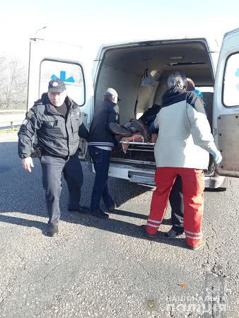 На трассе Одесса-Киев мопедист пытался объехать грузовики: мужчина в больнице