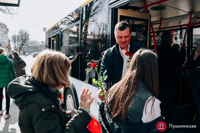 Цветы, музыка и бесплатный проезд: как в одесском троллейбусе поздравляли пассажирок. Фото