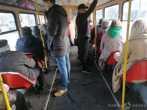 Третий день карантина в Одессе: в общественном транспорте все еще «фарш» без масок (видео)