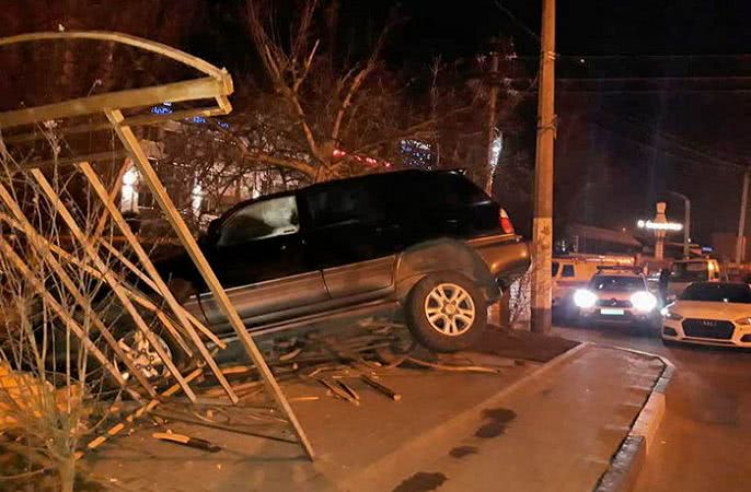 Джип Lexus снес остановку и забор в элитном частном секторе Одессы