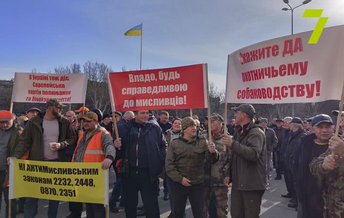 Под стенами Одесской обладминистрации проходит сразу три митинга (фото)