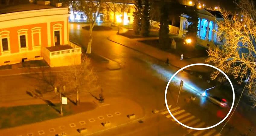 Шлагбаум возле Одесской мэрии снесли лихачи на BMW (видео)