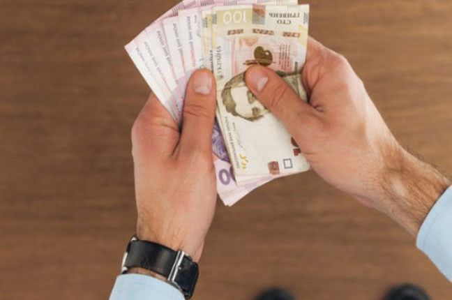 Почти четверть украинских работодателей урежут зарплаты из-за продления карантина