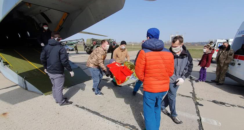 До Одеси спецбортом доставили 14 поранених на Донбасі військових