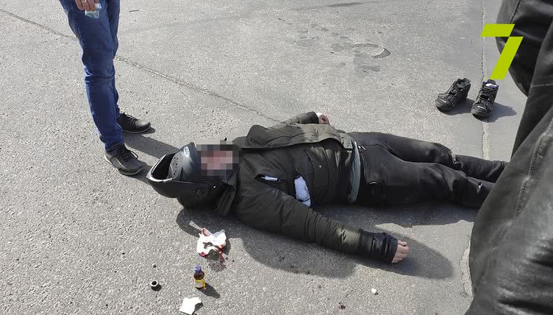 Мопед и легковушка столкнулись в Одессе: есть пострадавшие (фото)