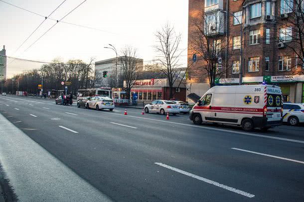 В Киеве патрульные полицейские на полном ходу протаранили впереди стоящий автомобиль