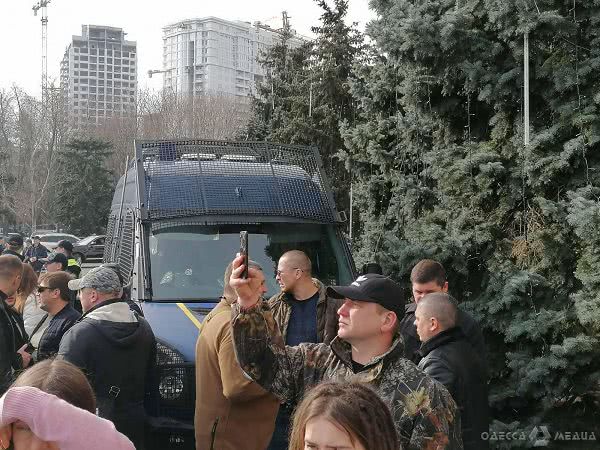 2 мая, экология и запрет на охоту: перед сессией Одесского облсовета проходят несколько митингов сразу