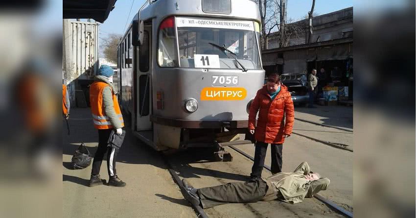 Народный протест: в центре Одессы недовольный ограничениями пассажир лег на рельсы перед трамваем
