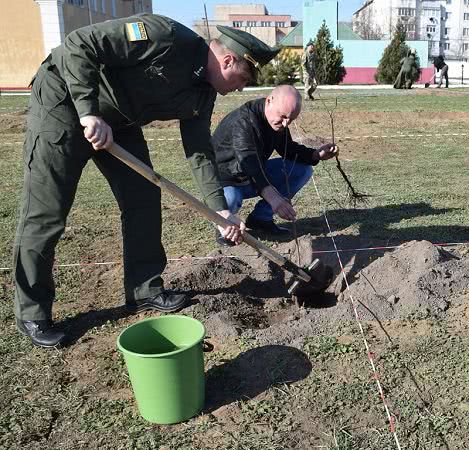 Пограничники Белгорода-Днестровского заложили парк на территории части