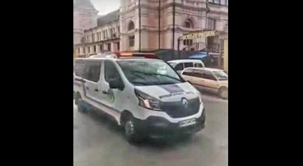 По Одессе ездят автомобили с громкоговорителями и сообщают о правилах карантина
