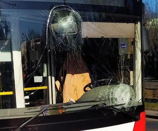 В Одесі через карантинні обмеження городяни пошкодили два тролейбуси і побили водія