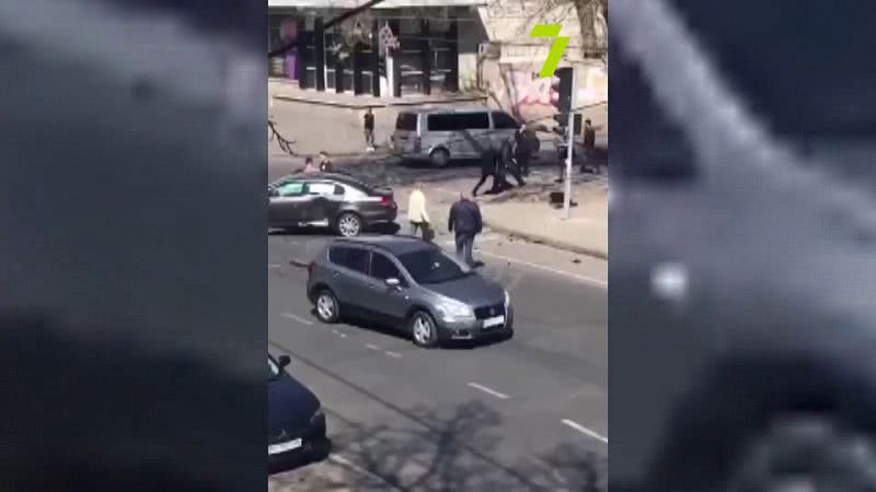 ДТП в центре Одессы: один из автомобилей влетел в стену дома (видео)