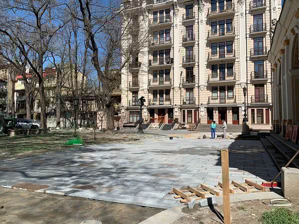 В Одессе начали менять плитку возле оперного театра