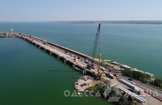В Одессе снова ремонтируют мост через Хаджибейский лиман