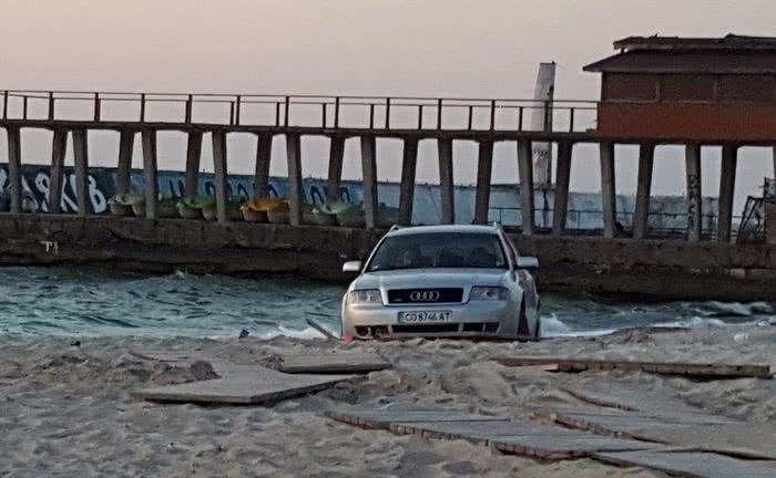 Очередной автомобиль застрял в песке на Ланжероне