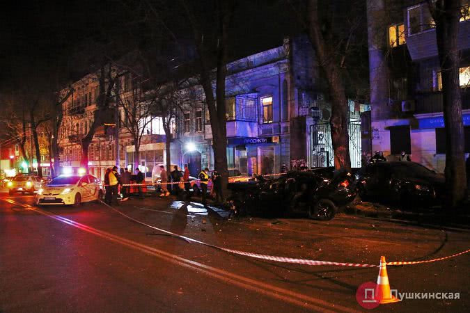 Жуткое ДТП в центре Одессы: BMW с огромной силой врезалось сразу в два дерева, есть погибшие. Фото