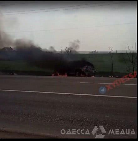 Под Одессой на дороге загорелся автомобиль (видео)