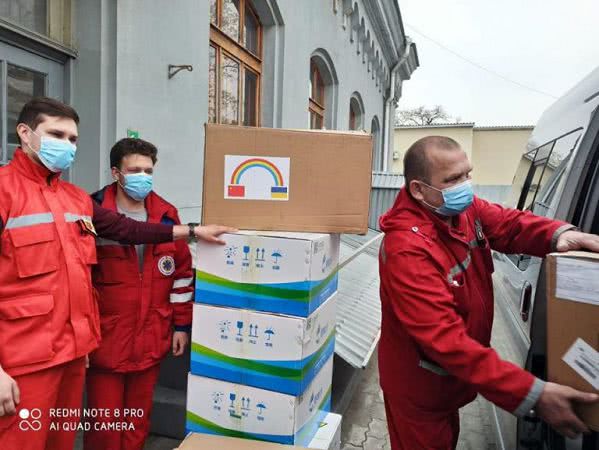 В Одесскую область привезли свыше 100 тысяч масок для врачей, а также очки и тесты на коронавирус
