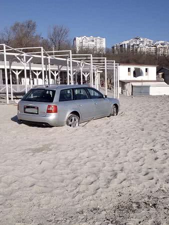 На пляже «Ланжерон» в Одессе во время карантина застряло авто: сеть возмутило фото
