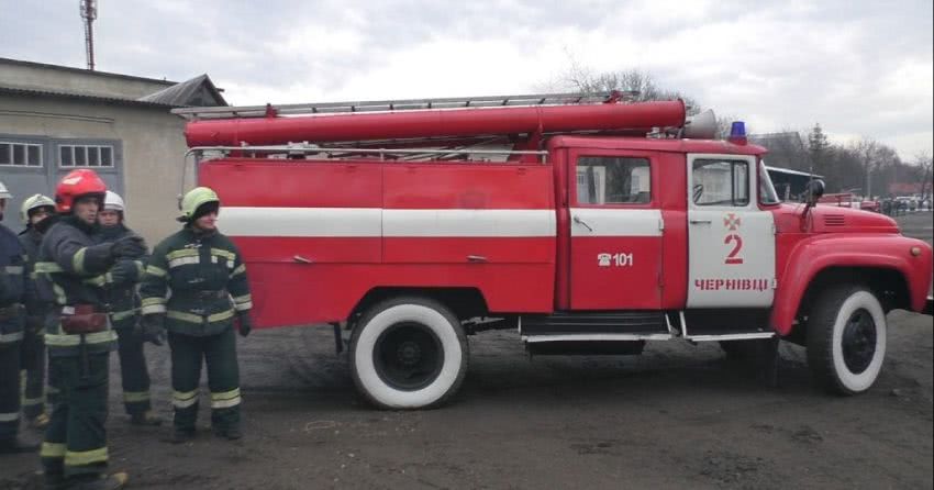 В Одеській області чоловік напідпитку побив вікна в готелі та спалив машину