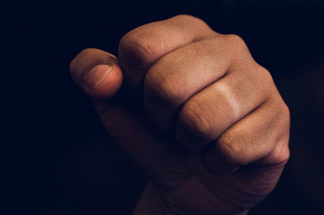 В Одессе охранники супермаркета напали на покупателя, который вместо медицинской маски использовал шарф (ВИДЕО)