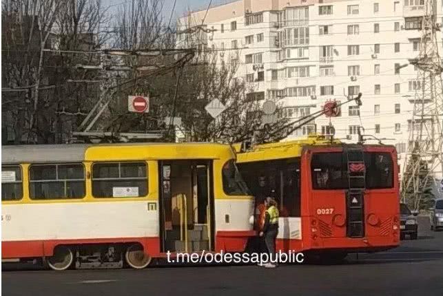 В Одессе трамвай и троллейбус не поделили дорогу