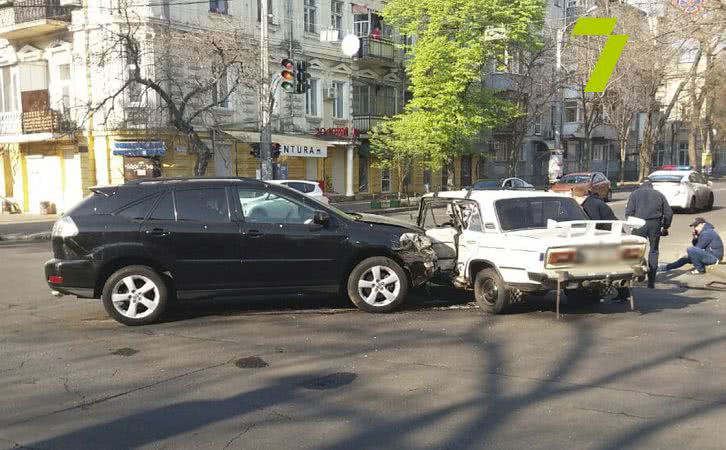 Два автомобиля столкнулись в центре Одессы: есть пострадавшие (фото)