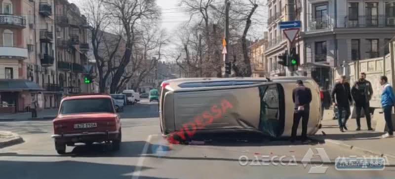 В центре Одессы авария – иномарка опрокинулась на бок