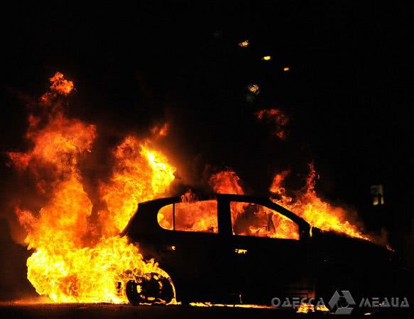 Ночью в Одессе дотла сгорели два авто