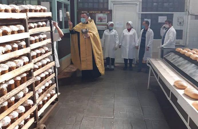 В Белгород-Днестровском районе вино и куличи освятили на предприятиях