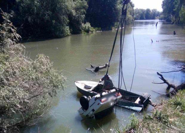 На Одещині автомобіль з обриву впав у річку, є загиблі: фото