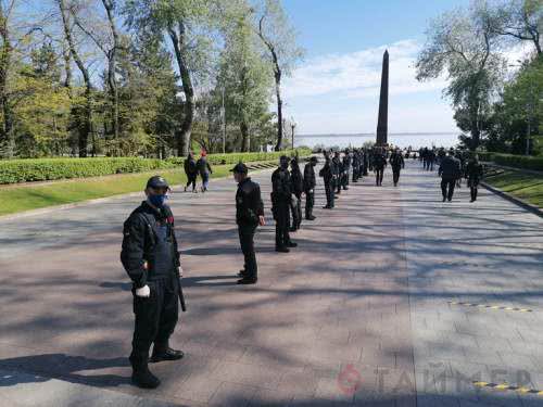 В Одессе День Победы: на Аллею Славы несут массово цветы