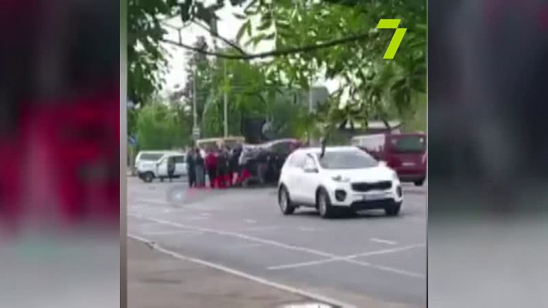 В Одессе в результате ДТП перевернулся автомобиль (видео)