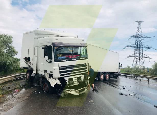 Водитель фуры протаранил отбойник на Объездной дороге (фото)
