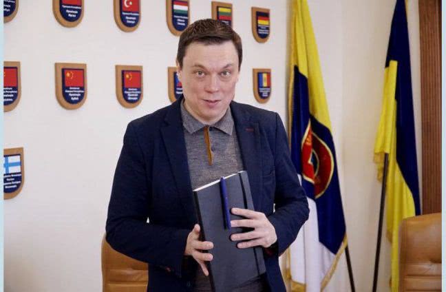 Инсайдер: одесский депутат оформил на супругу образовательный комплекс, но скрыл это