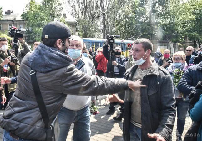 Одесситы возлагают цветы к дому профсоюзов: не обошлось без потасовок