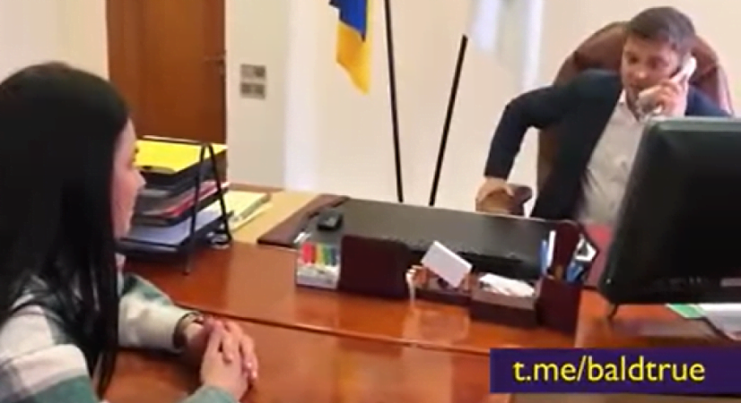 Голова Одеської ОДА злякався запитання журналістки та покликав на допомогу Нацгвардію