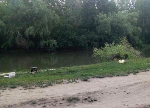 Автомобиль с двумя рыбаками упал в реку с трехметрового обрыва