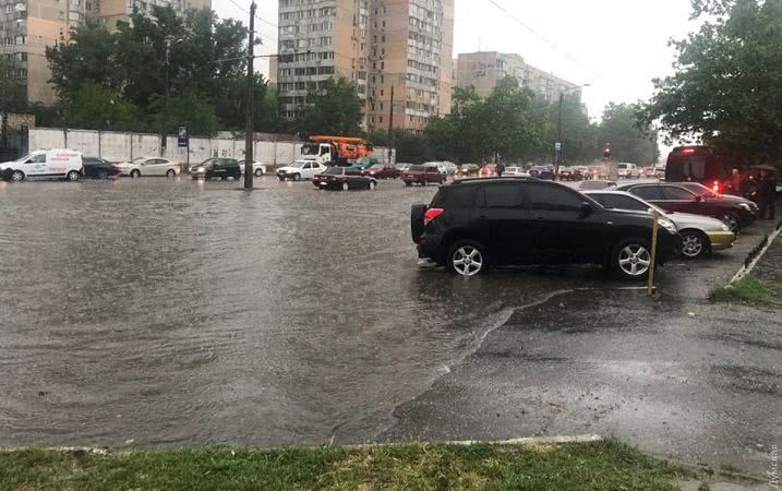 Одесу затопило через сильну зливу, авто «плавають» у воді: фото і відео