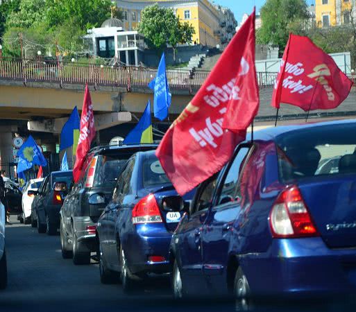 Партія Медведчука і прихильники Шарія влаштували в Одесі ходу з червоними прапорами