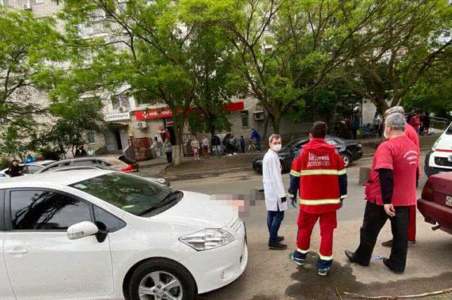 В Одессе под колесами грузовика погиб мопедист