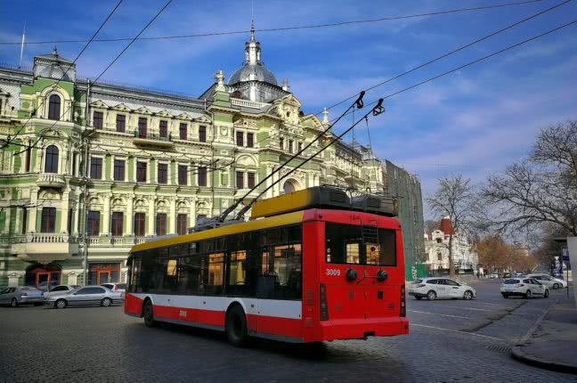 Пропуска не нужны: в Одессе весь общественный транспорт работает в обычном режиме