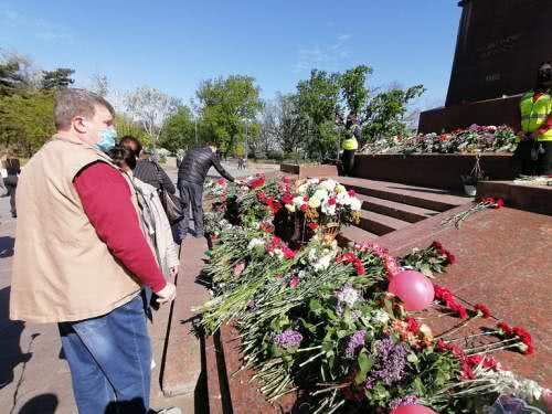 В Одессе День Победы: на Аллею Славы несут массово цветы