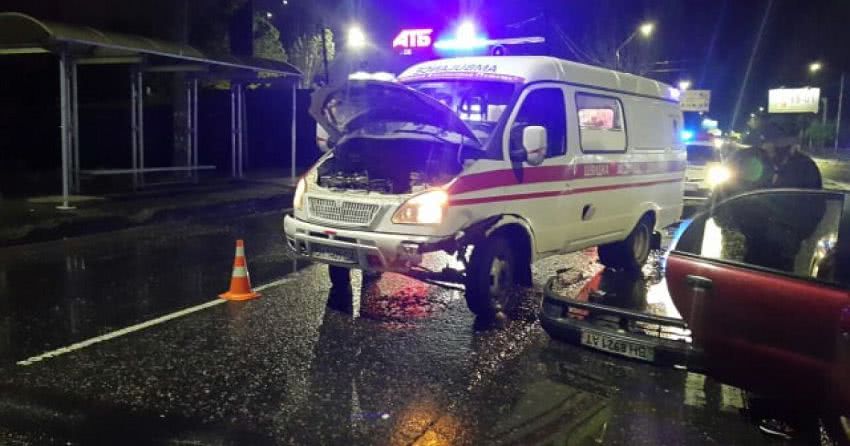 На трасі в Одесі машина влетіла в «швидку», яка прибула за викликом на ДТП