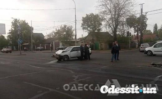 На одесских Черемушках микроавтобус столкнулся с легковушкой