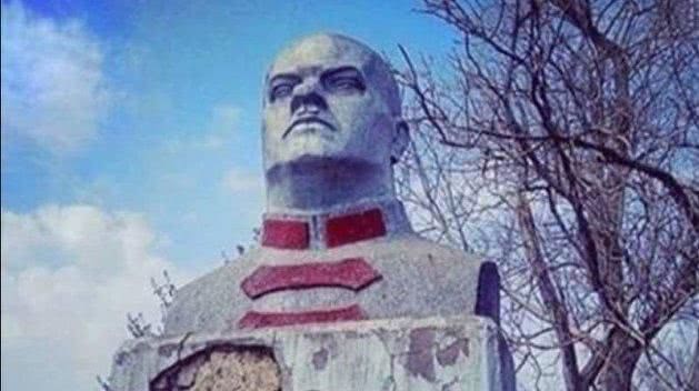 В Одеській області демонтували пам’ятник радянському командиру Котовському