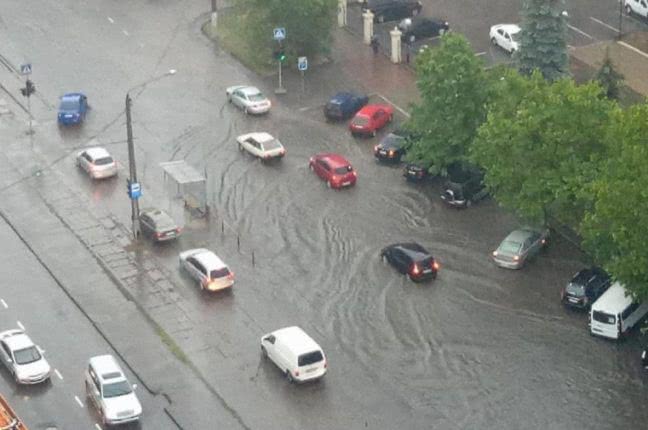 В Одессе непогода заблокировала движение транспорта (ФОТО, ВИДЕО)